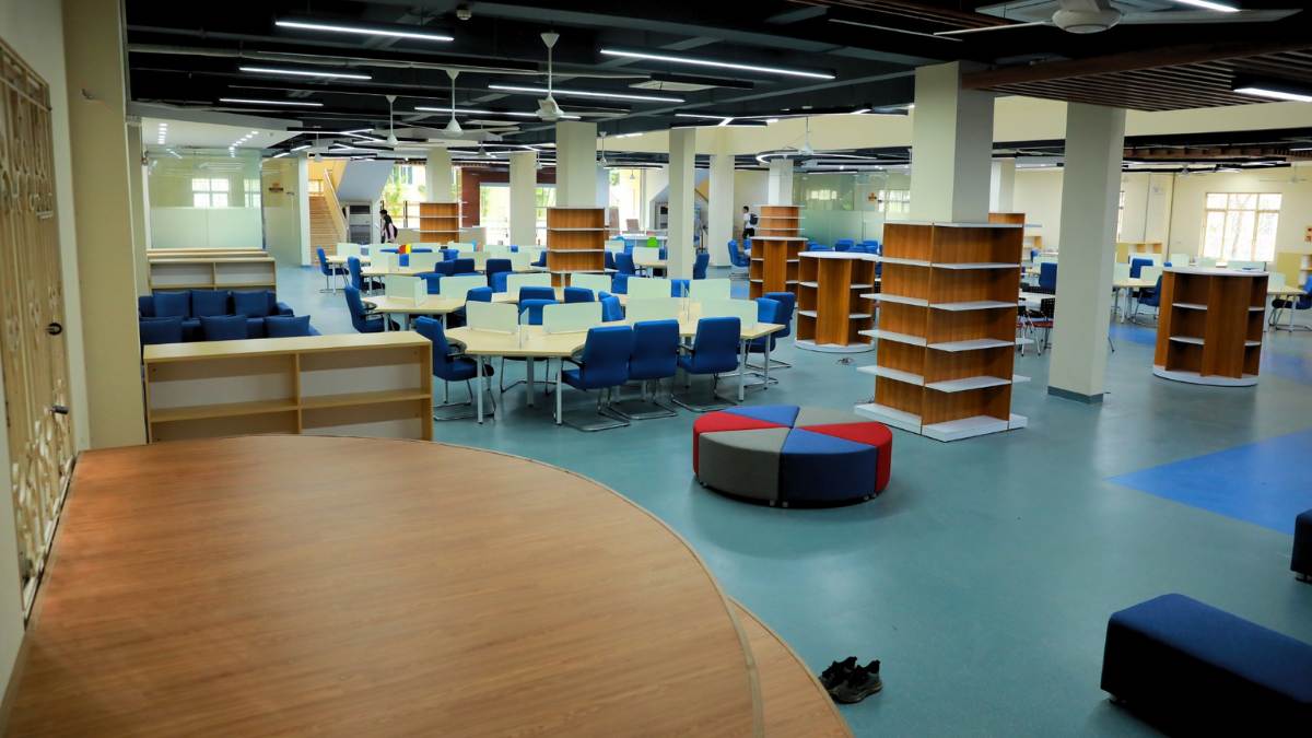 các hội trường lớn, phòng học hiện đại, thư viện phong phú đến khu thể thao, ký túc xá